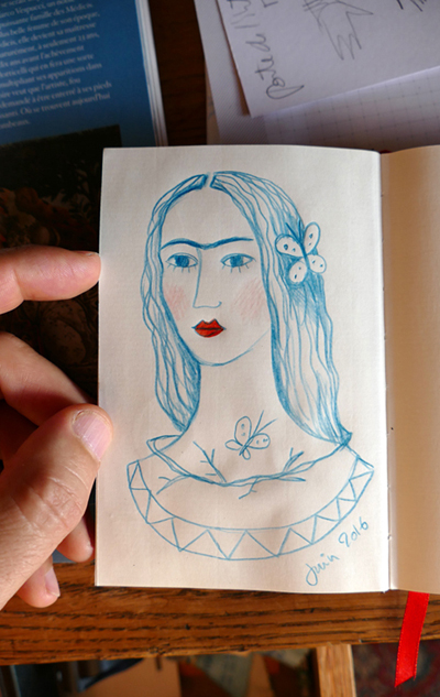 Frida au crayon bleu